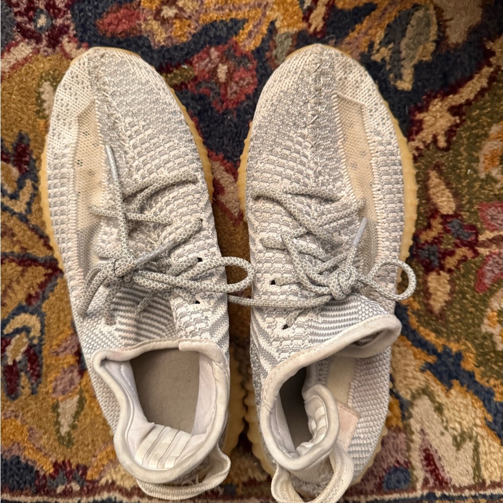 gate sneakers